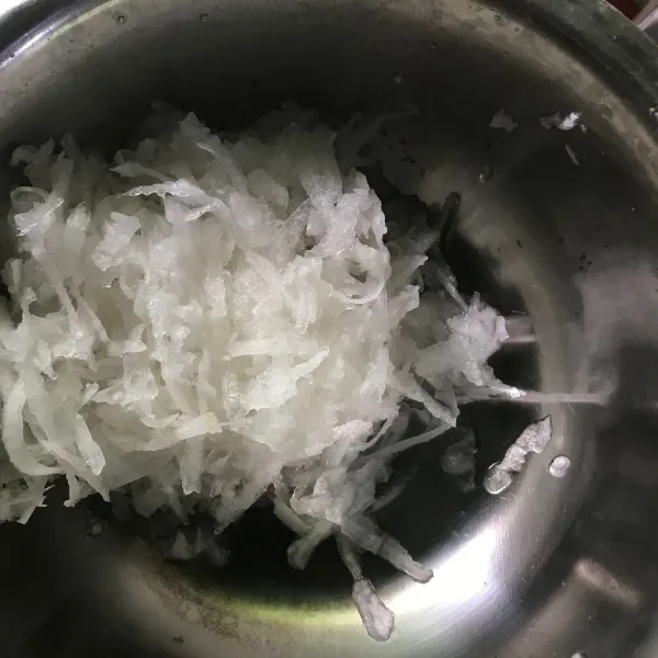 Bersihkan lobak lalu parut.