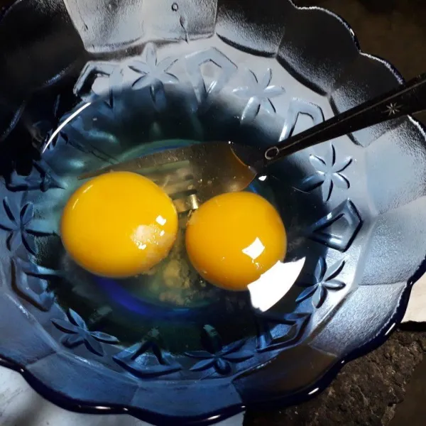Kocok lepas telur dengan sedikit garam.