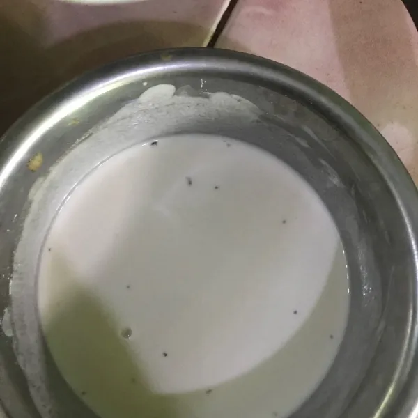 Larutkan tepung beras, garam, tapioka dan lada dengan air lalu campurkan dengan rebusan lobak.