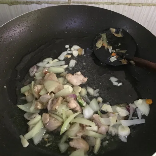Masukkan ayam tumis hingga ayam berubah warna.
