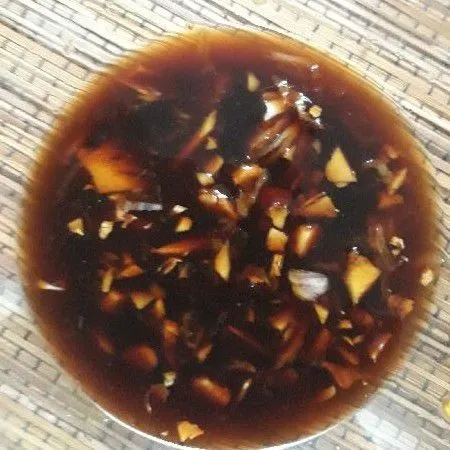 Campur dalam wadah jahe serut bawang putih halus, lada bubuk, kecap manis dan asin
