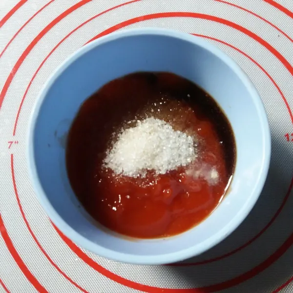 Buat Saus Asam Manis : Campur saus tomat, saus sambal, kecap ikan, saus tiram, gula pasir dan merica bubuk. Aduk rata.