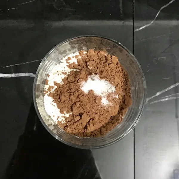 Aduk bahan kering (Tepung terigu, Cocoa Powder, Garam) sampai rata.