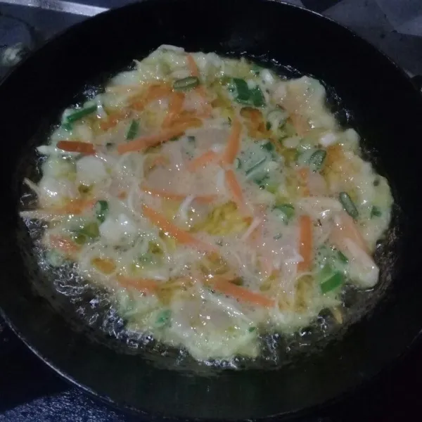 Panaskan minyak goreng telur hingga bagian bawah kecoklatan lalu balik masak lagi hingga bagian bawah kecoklatan lagi.