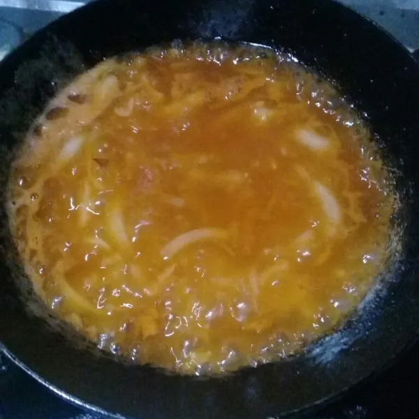 Buat saus, panaskan margarin tumis bawang putih dan bawang bombay hingga layu lalu masukan air, saus sambal, saus tomat, saus tiram, gula, dan garam masak hingga mendidih, lalu kentalkan dengan larutan maizena aduk rata biarkan meletup letup matikan api.