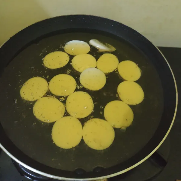 Goreng tofu hingga kecoklatan.