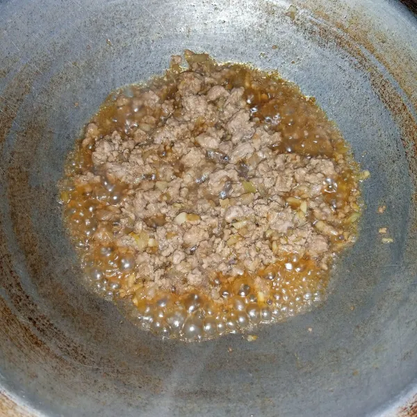 Masukkan daging,air, gula,garam,lada bubuk,kecap asin dan minyak wijen. Aduk rata. Masak sampai kuah menyusut.