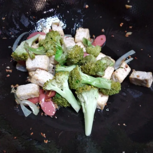 Masukkan brokoli aduk rata.