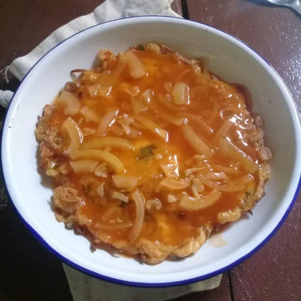 Siram telur denga saus, sajikan fuyunghai selagi hangat.