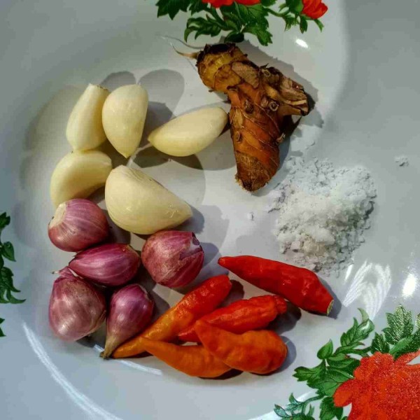 Siapkan bahan seperti bawang merah, bawang putih, cabe dan sosis. Lalu iris tipis-tipis semua bahan.