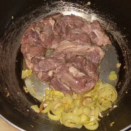 Masukan daging masak sampai berubah warna, aduk rata.