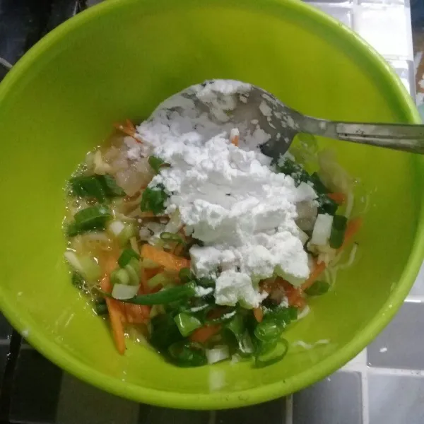 Kocok telur dengan garam dan lada bubuk, aduk rata masukan kol, wortel, daun bawang, bawang putih dan tapioka dan udang aduk hingga tercampur rata.