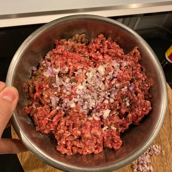 Campur garam, merica, bawang merah dengan daging giling.