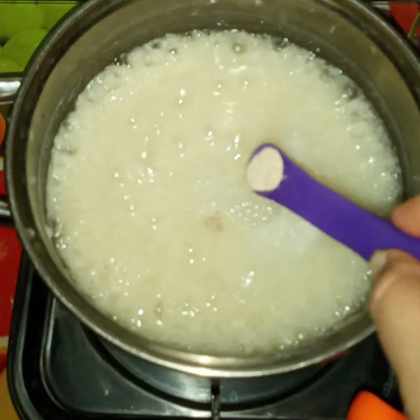Setelah nasi sudah hancur menjadi bubur dan mulai mengental bumbui dengan garam dan merica, aduk rata dan koreksi rasa.