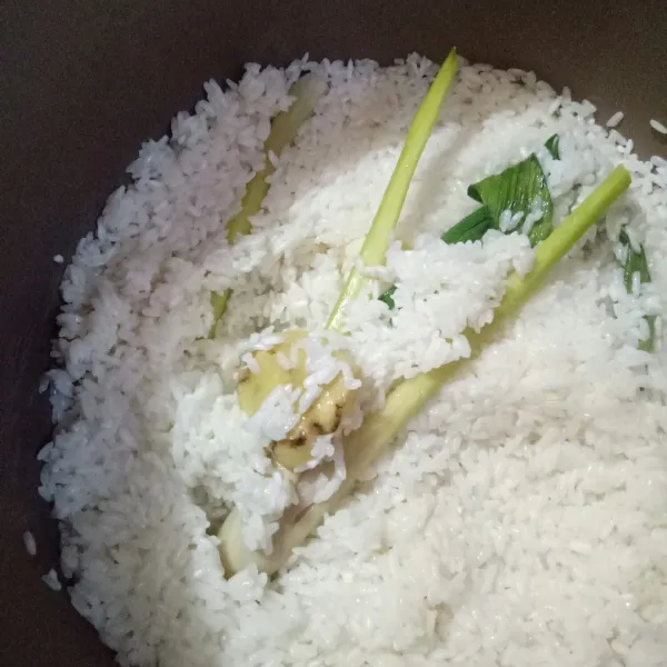 Pindahkan beras ke dalam ricecooker tambahkan air sesuai takaran memasak nasi. Masak hingga matang.
