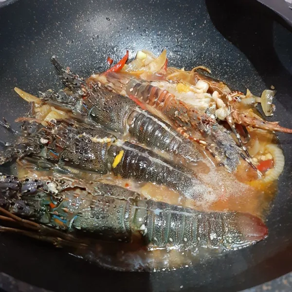 Masukkan lobsternya. seasoning dengan garam, gula pasir, kaldu jamur dan lada bubuk. tutup wajan, biarkan mendidih 5 menit, kemudian segera matikan api.