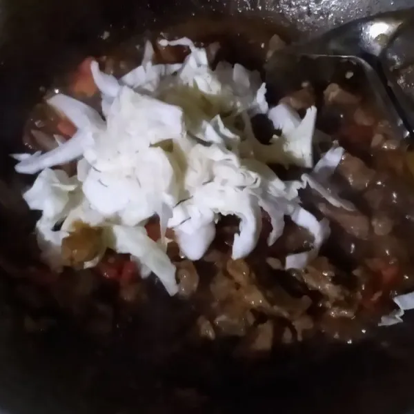 Masukkan gubis, cabe rawit utuh, dan larutan maizena, masak sebentar. Angkat.