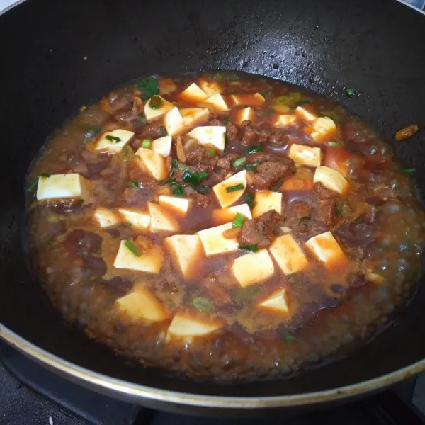 Lalu masukkan tofu dan bawang prei. Setelah bumbu meresap dan matang, angkat, dan siap disajikan.