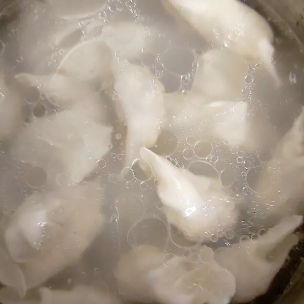 Didihkan secukupnya air di panci  beri 1 sdm minyak dan sejimpit garam  kemudian masukkan secukupnya dumpling Rebus hingga matang  ( ± 3-4 menit ).