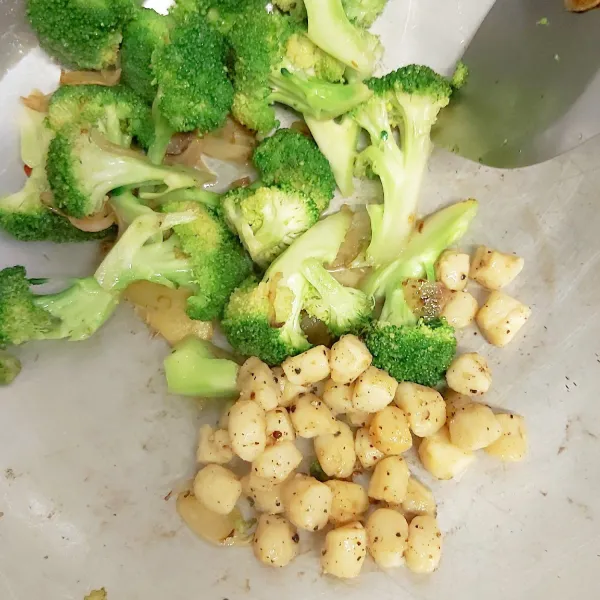 Setelah brokoli matang masukkan scallop goreng tuangkan juga bahan saus.