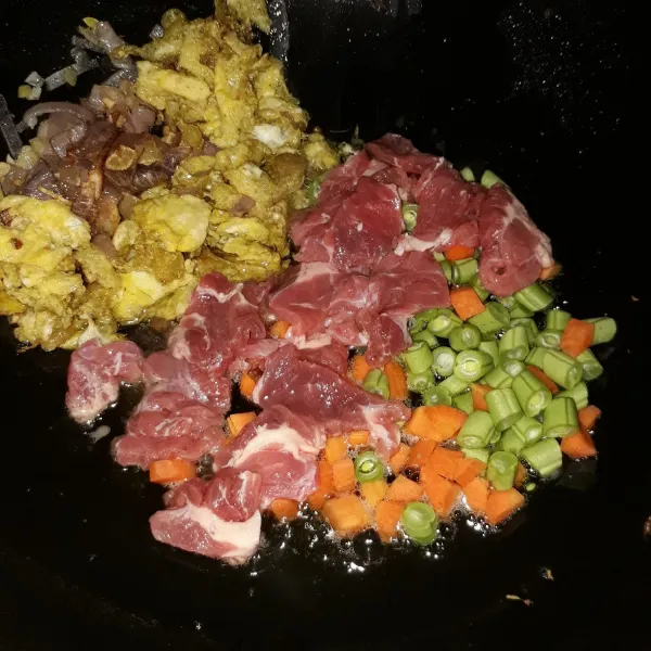 Masukkan irisan daging sapi, wortel dan buncis. Masak hingga daging dan sayur matang. Aduk rata dengan telur dan bawang.