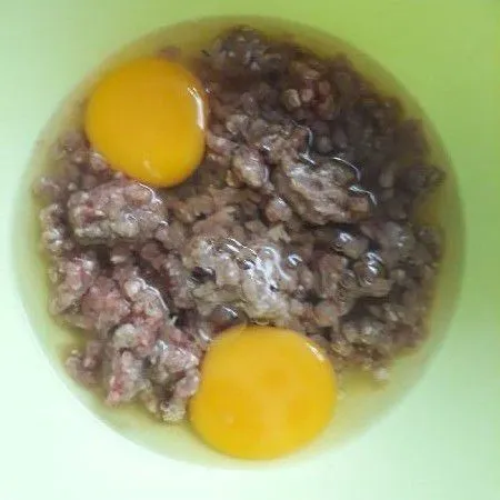 Campur daging sapi cincang dan telur,aduk rata
