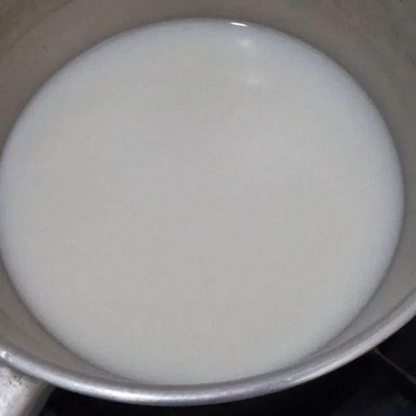 Masak 400 ml air dengan gula pasir dan susu kental manis.