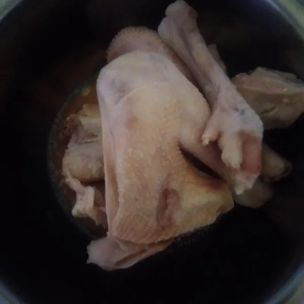 Angkat ayam dari rebusan, masukkan dalam wadah, beri bahan olesan. Air rebusan kaldu dapat di gunakan untuk masak nasi hainan. Biarkan ayam dalam wadah berisi olesan hingga ayam hangat. Potong ayam sesuai selera.