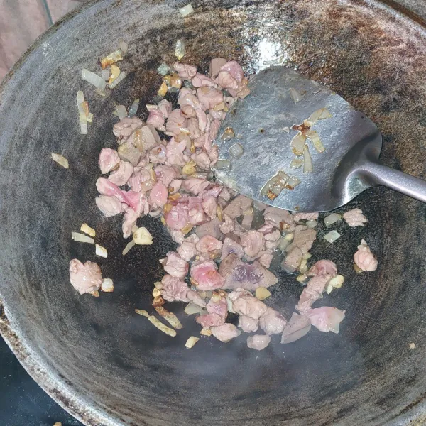 Lalu tumis bersama bumbu marinasi, masak sampai daging berubah warna lalu beri sedikit air kira kira 25-30 sdm air.