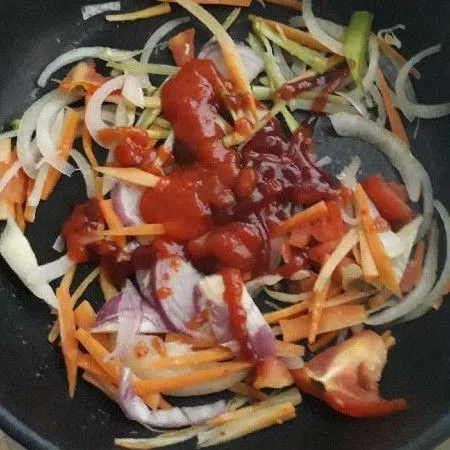 Tuang saus sambal dan saus tomat