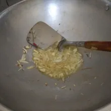 Panaskan minyak, tumis bawang putih dan bawang bombay hingga harum.