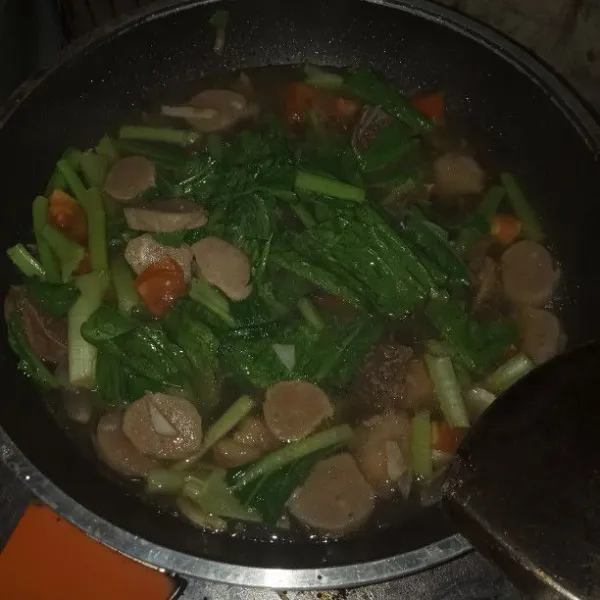 Masukan air masak sampai mendidih, lalu masukan cesim, saus tiram, gula, garam dan kaldu bubuk masak sampai matang.