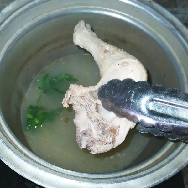 Jika ayam sudah matang angkat dan tiriskan, saring air kaldu dan sisihkan sekitar 200 ml untuk merebus beras, serta sisanya untuk kuah pelengkap.
