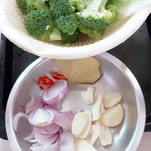 Potong brokoli per kuntum Cuci bersih siapkan juga bumbu iris.