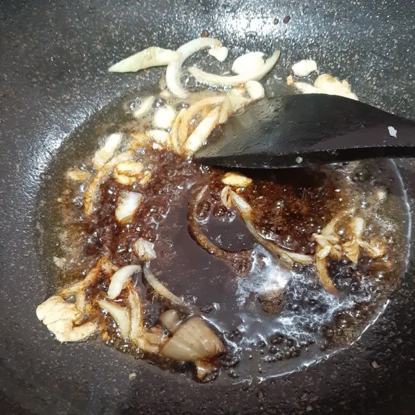 Masukkan campuran saosnya, aduk rata.