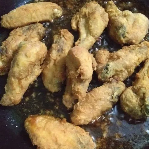 Masukkan sayap ayam yang telah di goreng, aduk sampai ayam terlapisi dengan saus.