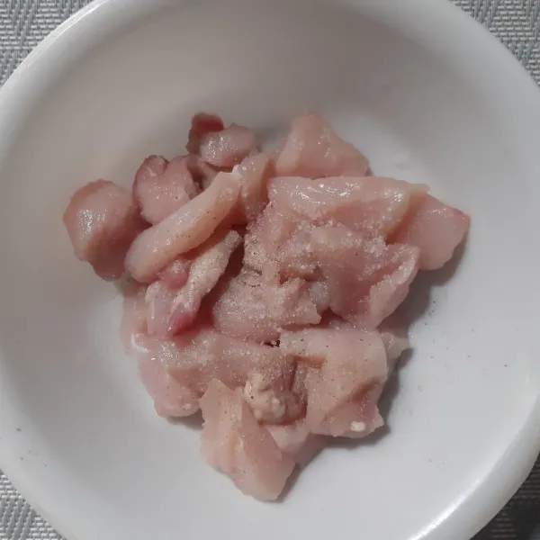 Potong dadu fillet ayam lalu marinasi dengan bawang putih bubuk, lada dan garam. Diamkan 15 menit.