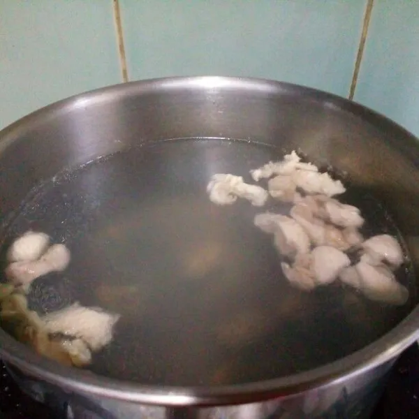 Rebus air bersama tulang ayam. Masukkan garam, kaldu bubuk, merica bubuk. Biarkan sampai mendidih.