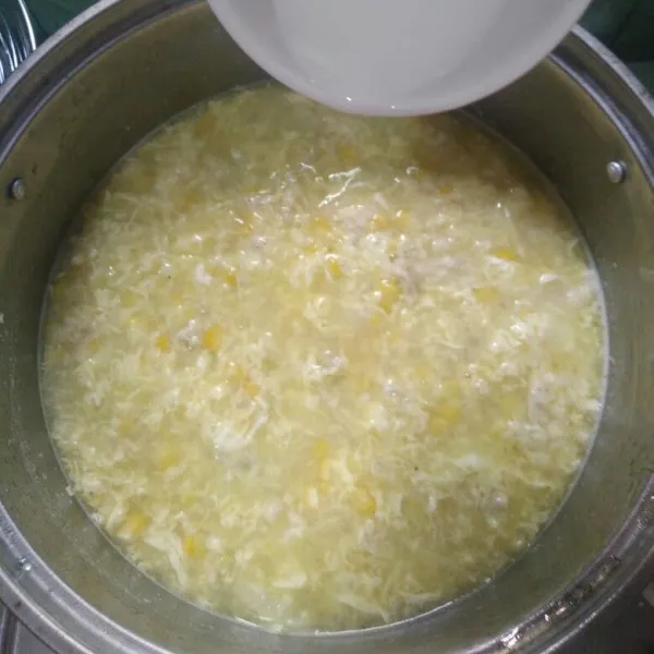 Tambahkan tepung maizena aduk hingga agak mengental.