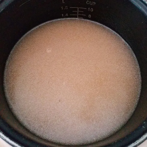 Pindah beras ke ricecooker, tuang kaldu ayam. jika kurang bisa ditambah air dan garam. masak hingga nasi matang. Angkat lalu sajikan dengan ayam rebus.