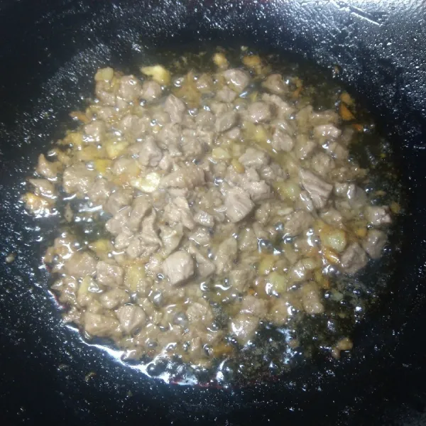 Tumis bawang putih samoai harum lalu masukkan daging sapi cincang. Masak hingga daging berubah warna.
