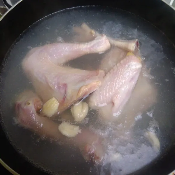 Dalam panci, didihkan air. Setelah mebdidih, masukkan ayam, bawang putih, dan jahe. Rebus selama 45 menit sampai sari keluar (setelah mendidih, rebus kembali dengan api kecil).