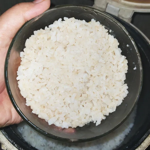 Ambil nasi dan cetak dengan mangkuk.