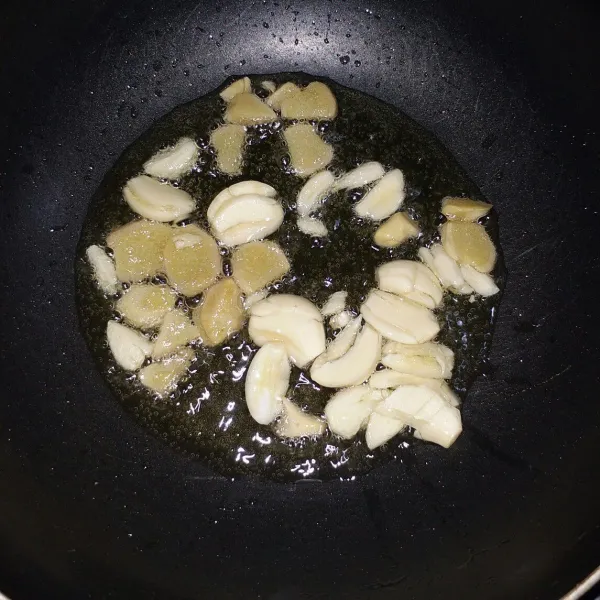 Tumis jahe hingga harum, kemudian masukkan bawang putih, tumis kembali hingga kecoklatan dan harum.