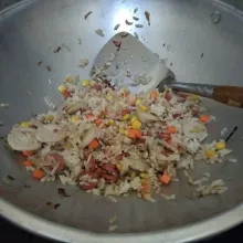 Bumbui dengan garam, lada, kecap asin dan minyak wijen. aduk rata. tes rasa.