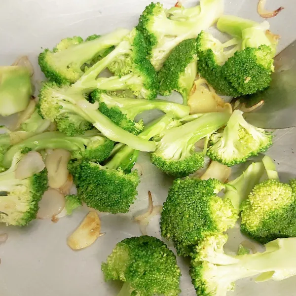Masukkan brokoli masak hingga brokoli matang ( tidak perlu sampai lunak / lonyot karena justru tidak ) kalau saya lebih suka setengah matang.