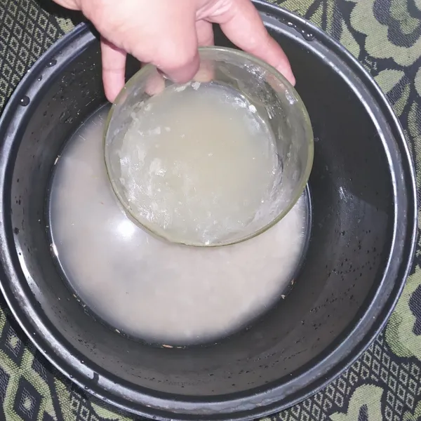 Masak beras dengan air kaldu sampai matang.
