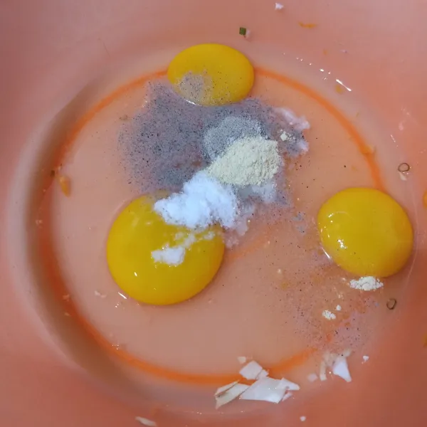 Kocok lepas telur bersama garam, lada bubuk dan kaldu jamur sampai tercampur rata.