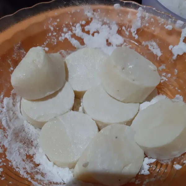 Lumuri tofu dengan tepung maizena.