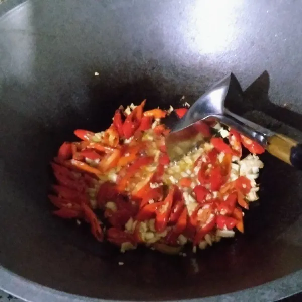 Tumis cabe merah, dan bawang putih sampai harum.